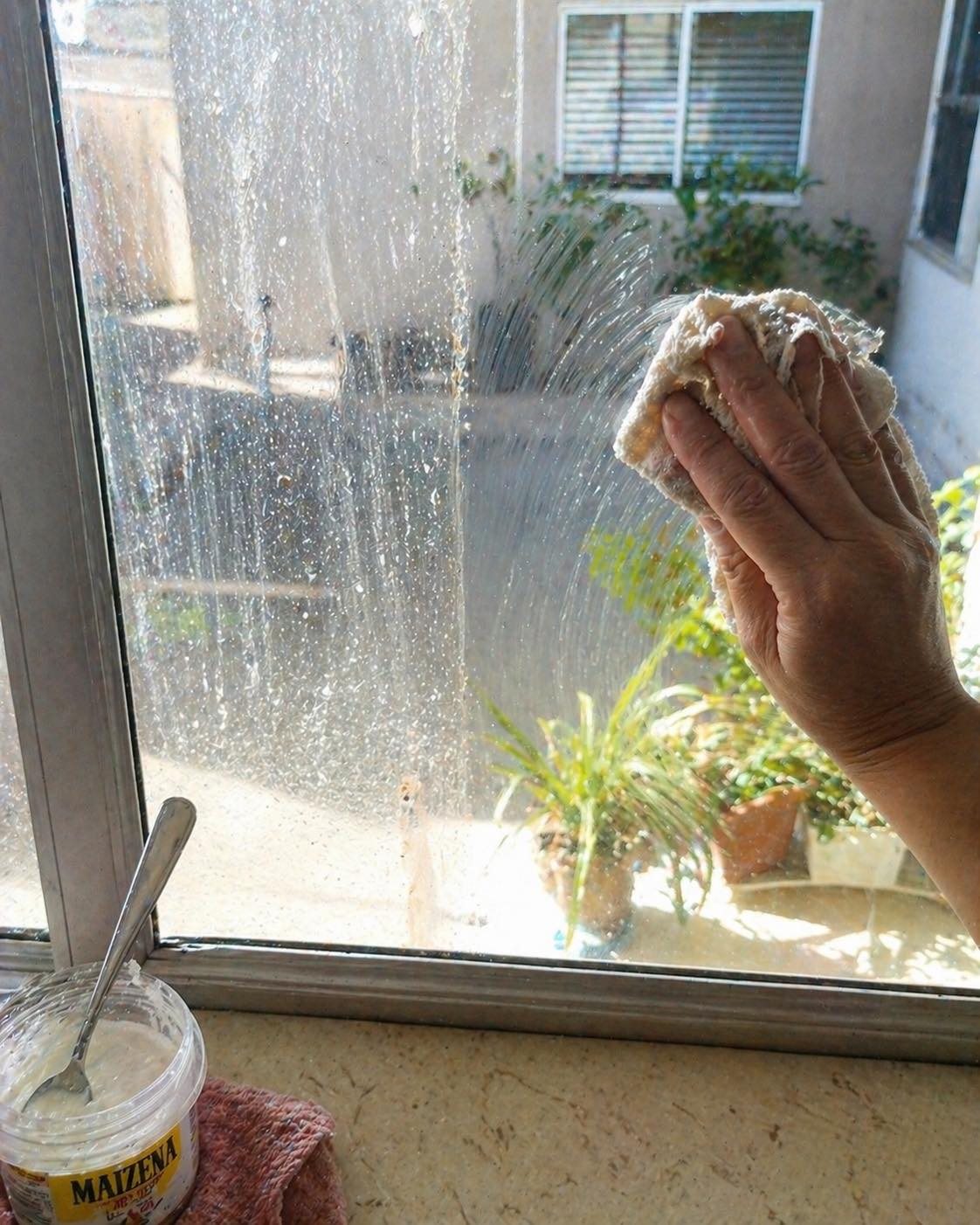 → Use Maizena para limpar os vidros da sua casa, eles vão brilhar