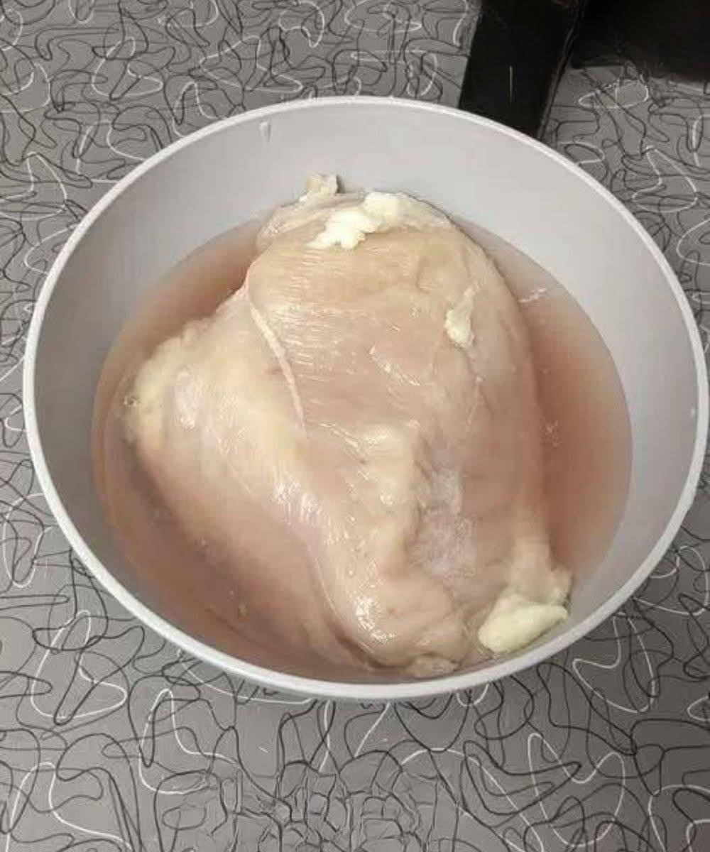 Não faz mal comer frango que ficou fora do balcão durante a noite? Meu marido diz que provavelmente está tudo bem, mas quero ter certeza de que é seguro para as crianças