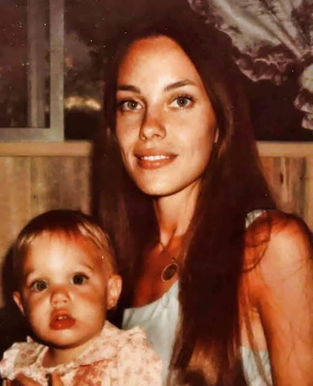 Um raro momento da infância: você consegue reconhecer a futura estrela de Hollywood e a mãe dela?