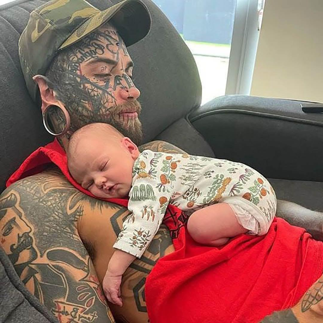 Pai totalmente tatuado inicia transformação radical pensando em sua filha